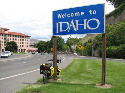 Idaho state line near Lewiston, ID... it feëls great to start a new state and progress my journey east.