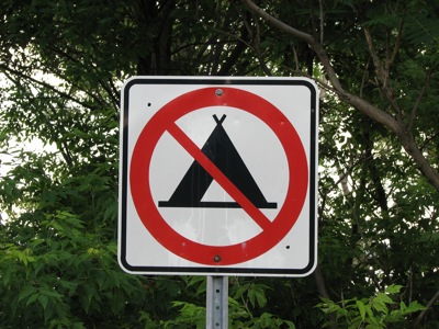 Ok, guilty as charged... I didn't observe non-camping signs all the time... like here in Deschambault, QC, but the French-Canadians seem to be taking it easy...